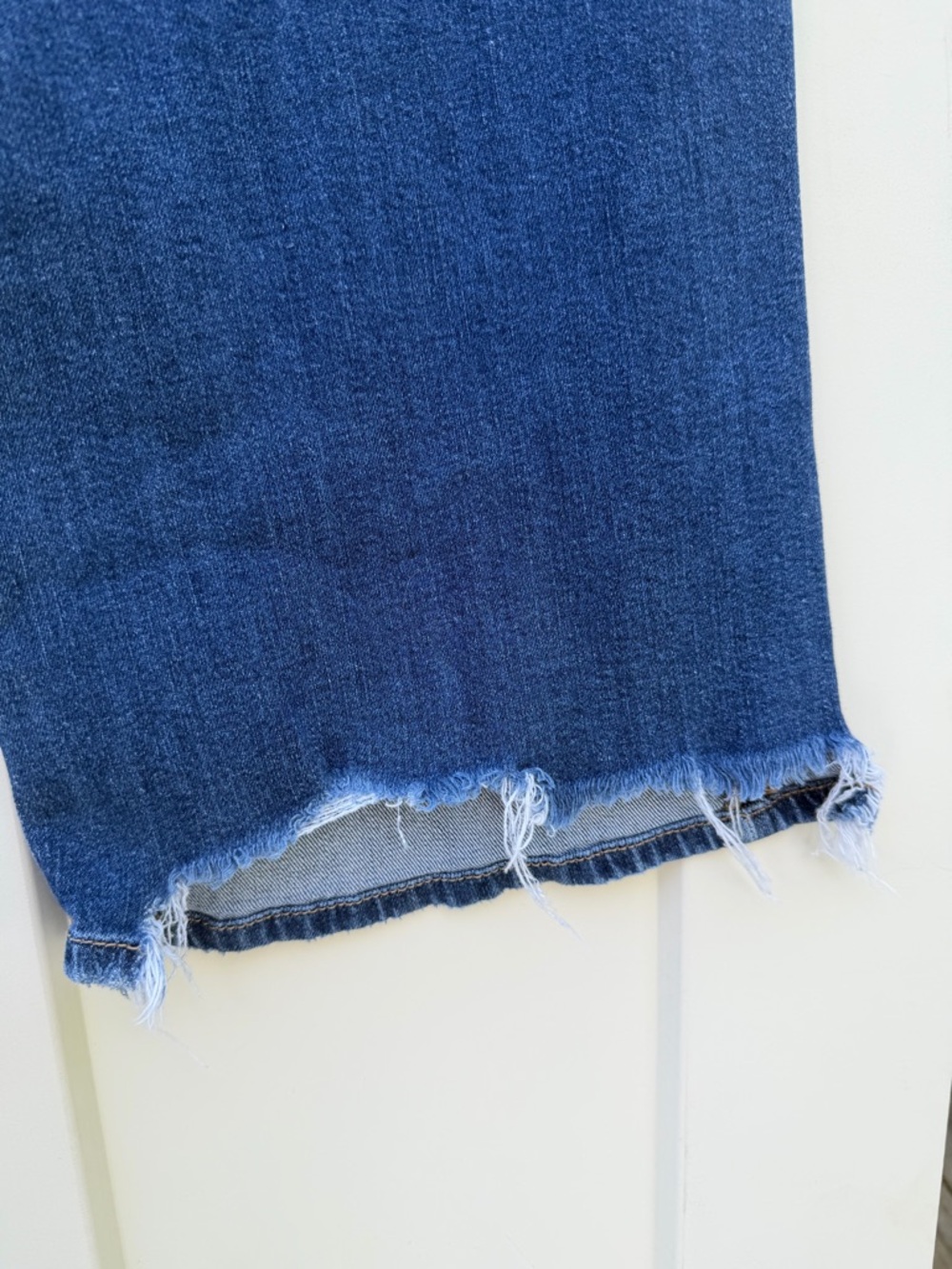 American Eagle Outfitters Blue Low Rise Baggy Jeans - Distressed Hem size 4 - Picture 11 of 11